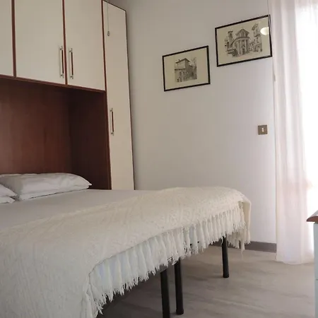Lejlighed Colourful Flat With Balcony In - Beahost *